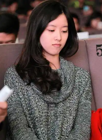 小心翼翼的目光很惹人怜爱,露出好看的侧脸和精致的耳钉,好看极了.