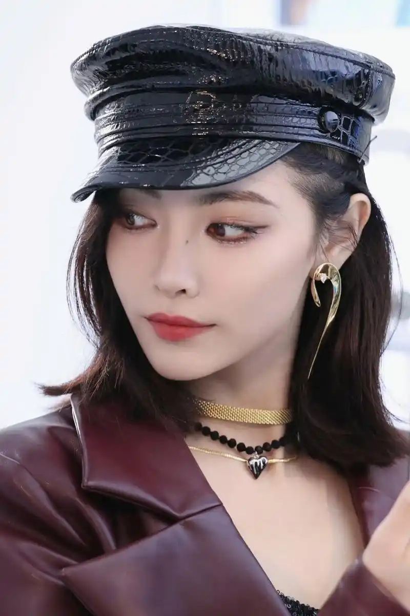 许佳琪甜酷皮衣短裙好美,短发配上海军帽真的特别飒的,姐感魅力十 !!