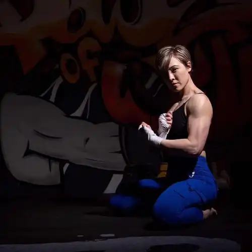 香港混血星二代 何慈茵(charlene)以抢眼短发造型格有力的武术动作 配