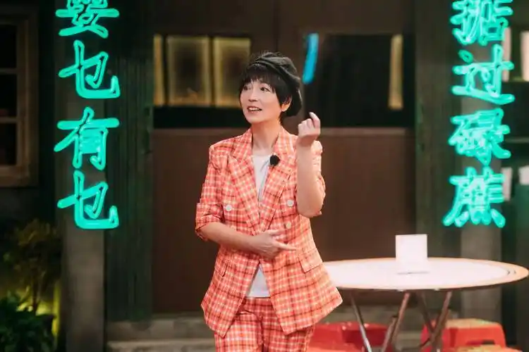 苑琼丹一身俏皮西服套装,头带黑色贝雷帽尽显活力,一头短发的琼丹姐