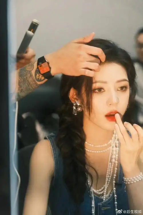 张予曦明艳大美女