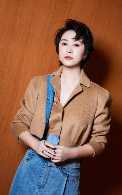 马丽短发利落性感时尚写真图片