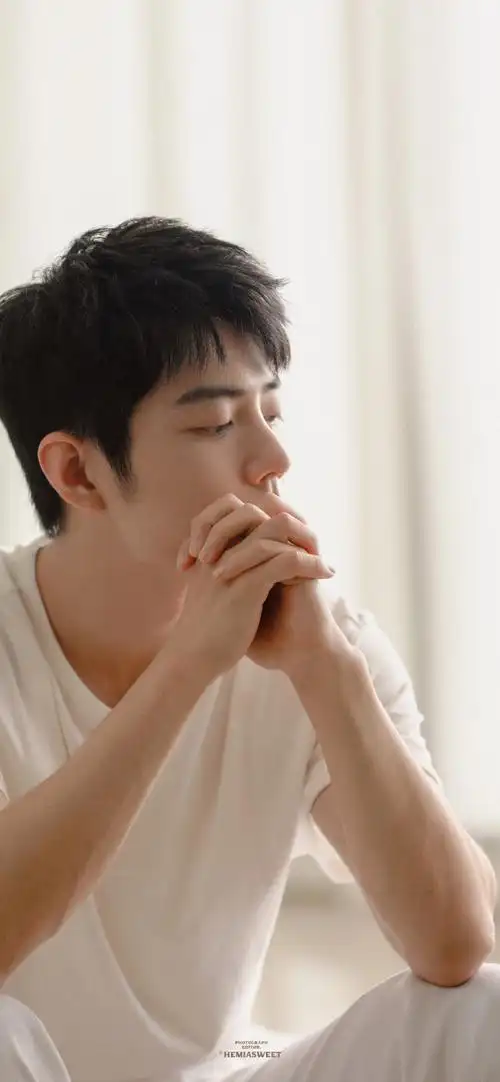 肖战##肖战深秋居家写真##肖战马吉拉香氛身体护理代言人