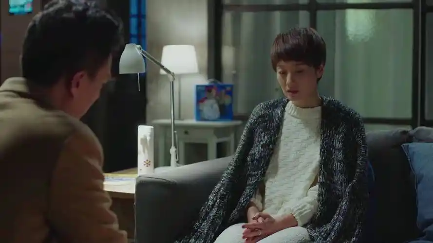 《我的前半生》罗子君陪前婆婆去医院,恰巧碰见贺涵带丫丫去看脚