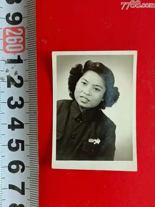 50年代戴工会徽章和平鸽章的烫发女士