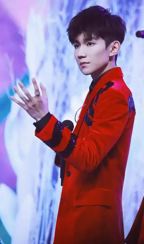 19岁的王源为什么可以这么红,背后是你看不见的人山人海!