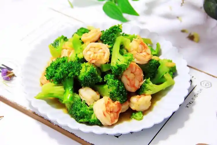 最近开学季,菜谱里我做得做多的一道就是虾仁炒西兰花,营养极高又好吃