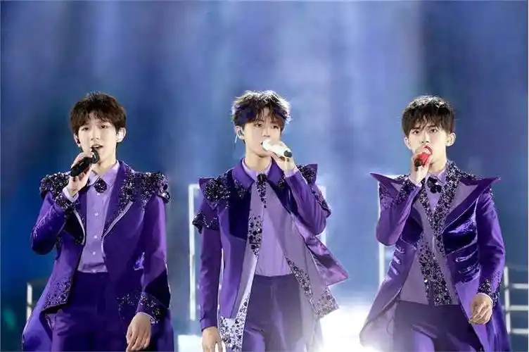 tfboys五周年演唱会开唱 魅力舞台绽放全场