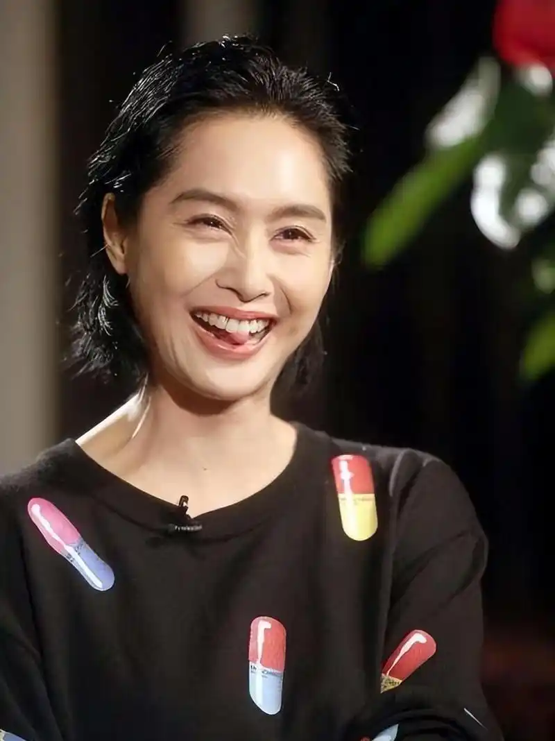 回顾52岁朱茵现状曝光:住深山残屋,开97年车,自由自在