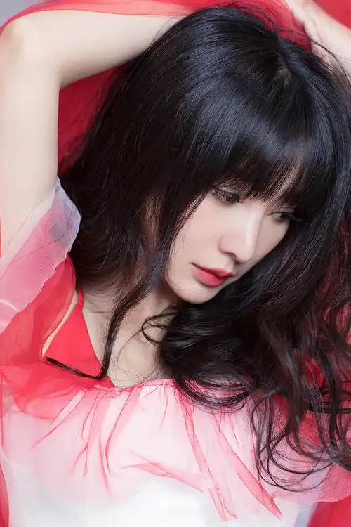 演员柳岩在个人社交平台晒出一组时尚写真,并配文"今日简介:红衣主题