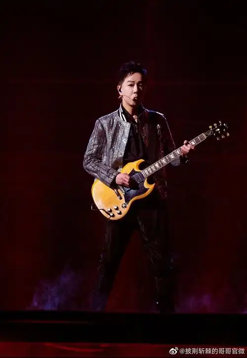 啊啊啊啊啊才不是小小吉他手黄贯中,是吉他🎸英雄黄贯中!