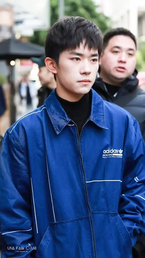 易烊千玺洛杉矶街拍干净清爽的蓝色牛仔外套,是你们的男朋友了