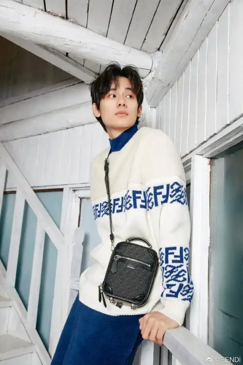 演员胡先煦身着fendi 2021冬季胶囊系列,交叠蓝白幻想.