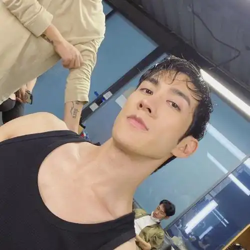 从娱乐明星变身健身博主!肌肉身的"王力宏",男友力十足