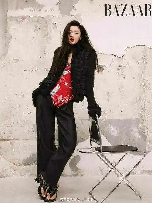 全智贤#韩国版时尚芭莎4月刊封面及内页简简单单,站在那里随便拍啪屯