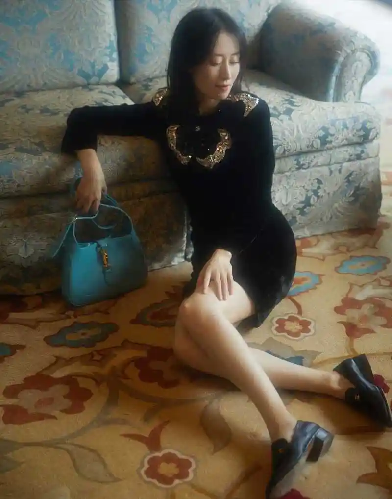 刘敏涛终于高调美一回,印花衬衫配条纹半身裙浪漫精致,魅力十足