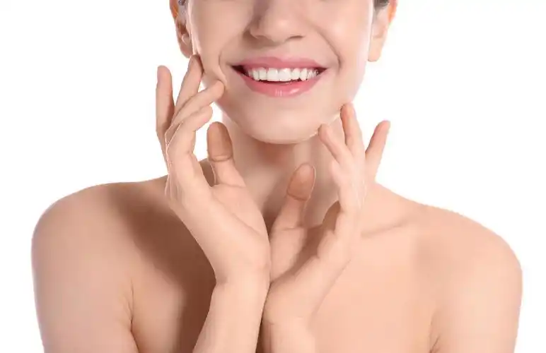 特写镜头的年轻女子与完美光滑的皮肤在白色背景