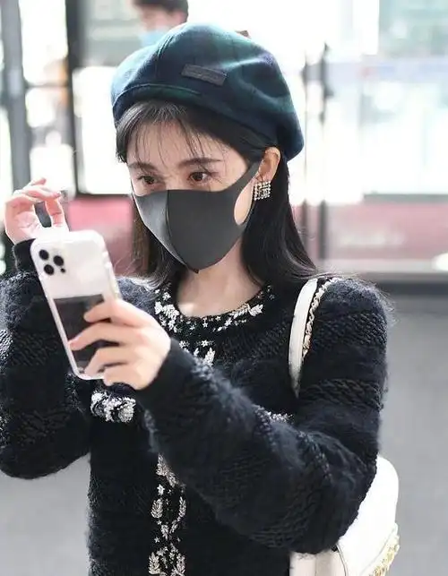 鞠婧祎真的有159?穿着马丁靴走机场,依旧被路人比成"小矮人"