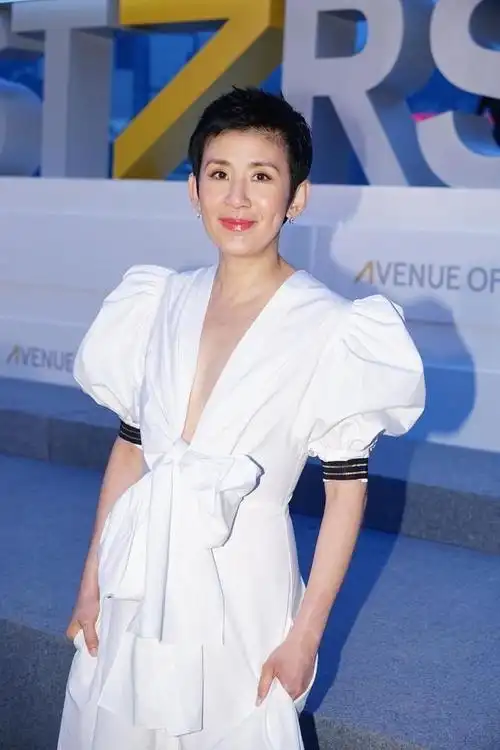 吴君如越老越会穿!一袭白色深v裙搭配超短发惊艳众人,高级时髦