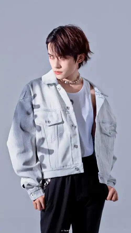 易烊千玺牛仔叠穿