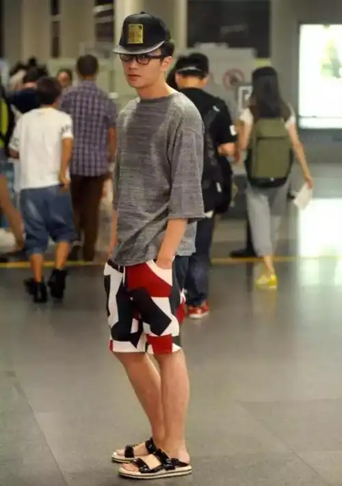 360度~~~当别的明星都在机场拗造型时,陈晓则穿着花裤衩,纯色t搭配凉