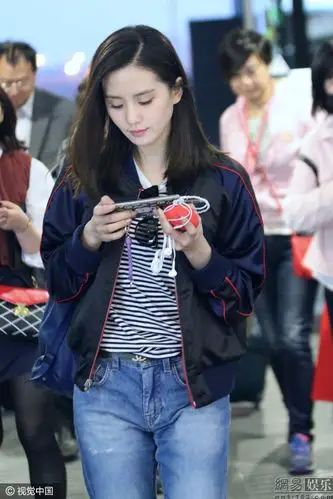 刘诗诗破洞牛仔裤机场扮潮 变"低头族"