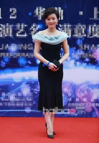 杨澜在家穿灰色连衣裙很普通却知性全身散发着优雅气质