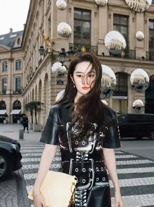 巴黎时装周街拍刘亦菲身穿创意酷炫时尚黑色皮裙