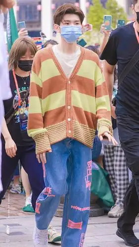 王源上班录制新一期《谁是宝藏歌手》温柔男友风的穿搭真的绝绝子!