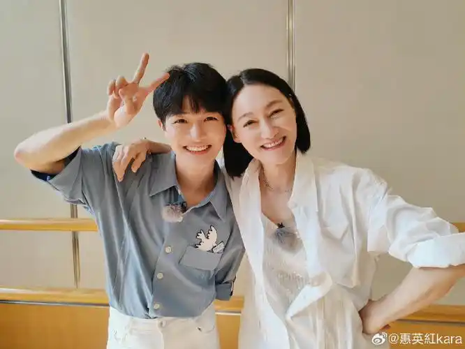 惠英红周深合影