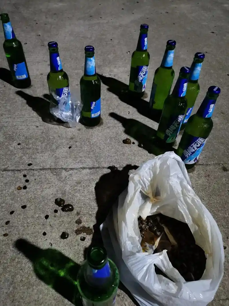兄弟们你们有多久没有坐在马路边吃着螺丝喝啤酒了 - 抖音