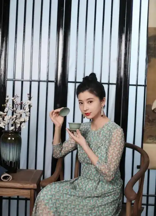 演员斓曦,吃饭路上捡来一个老公,低调幸福十年