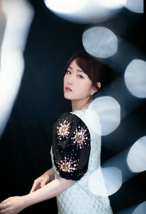 杨钰莹这招太招"仇恨"了,花色上衣配包臀裤,49岁没有一点赘肉