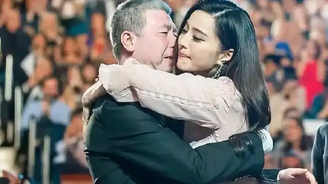 冯小刚和范冰冰关系匪浅,他俩拥抱的瞬间,冯小刚3个字暴露关系