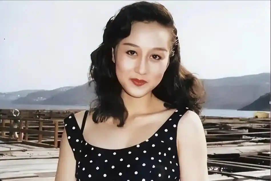 能让武打巨星李连杰心甘情愿抛弃妻女,上缴财政大权的人,她所拥有的