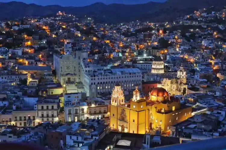 墨西哥瓜纳华托的夜五彩小镇