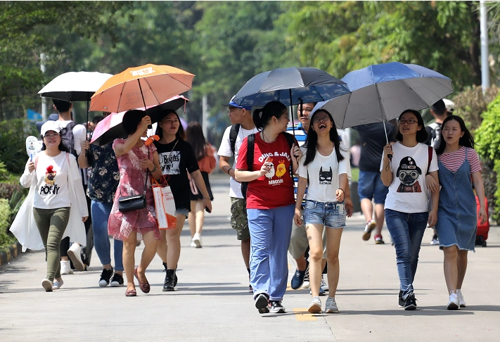 珠海城市职业学院,新入学的学生们走在校园里,其中一名不由得开怀大笑