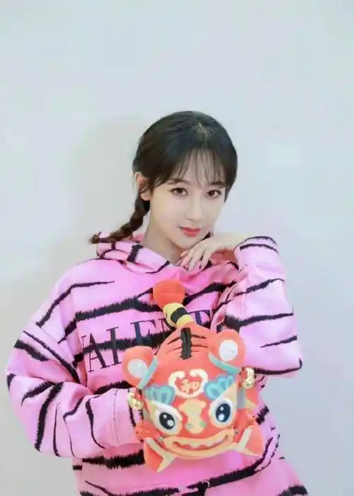 原创娱乐圈两位女星同时官宣结婚消息杨紫的祝福王俊凯却无辜躺枪