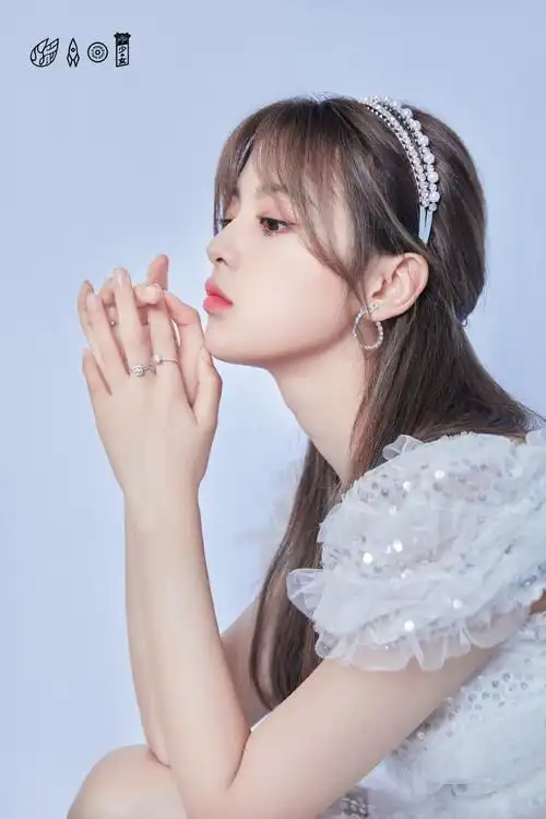 浪漫席卷信号小屋7815今晚八点,甜蜜侦探@火箭少女101_杨超越一袭