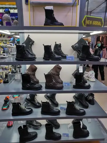 小童柜组靴类陈列占比30%,颜色鲜艳,对比目标店柜组亮色颜色空缺