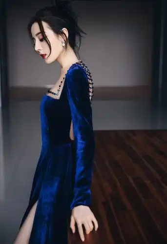 也来看看美女吧,迪丽热巴最近的红毯造型都美极了,状态也特.