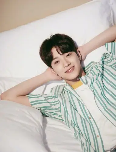 赖冠霖长沙活动美图,清新帅气的绿色条纹衬衫有biu中你的心吗?