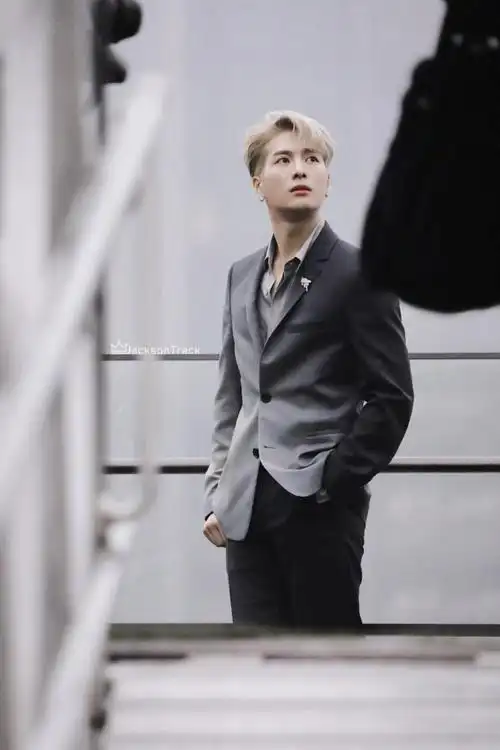 王嘉尔lmly首唱##王嘉尔乌云灰渐变西装