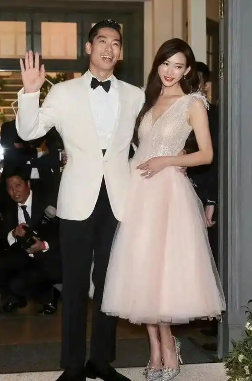 今日热点:张艺兴工作室团队重组;娜扎否认高考成绩596分……|古力娜扎