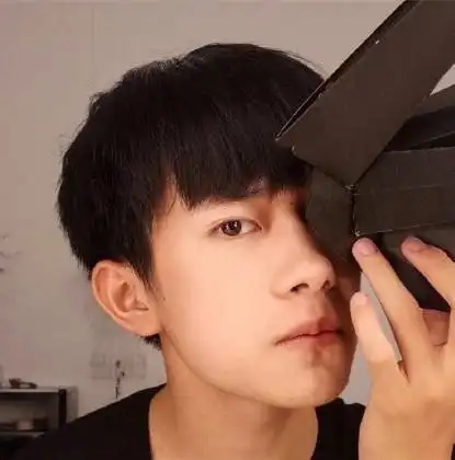 【图】易烊千玺被打压真相曝光 队内关系僵硬公司公开支持毒唯?