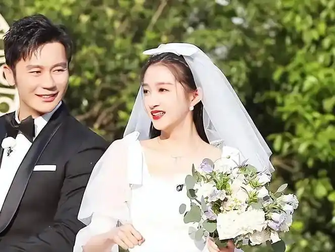 韩媒曝鹿晗关晓彤已经领证,春节期间会公开,网友:内娱狗仔废了_交往