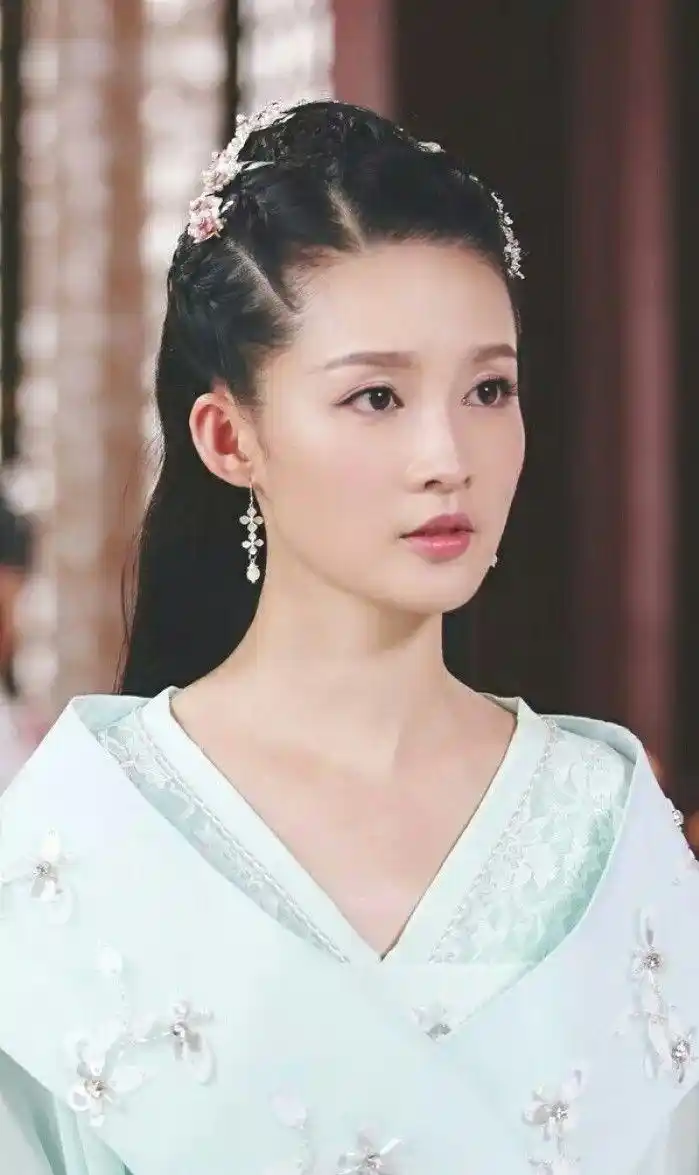 28岁李沁又惊艳 ,6套古装造型妆容精致,演绎"淳儿"黑化全程!