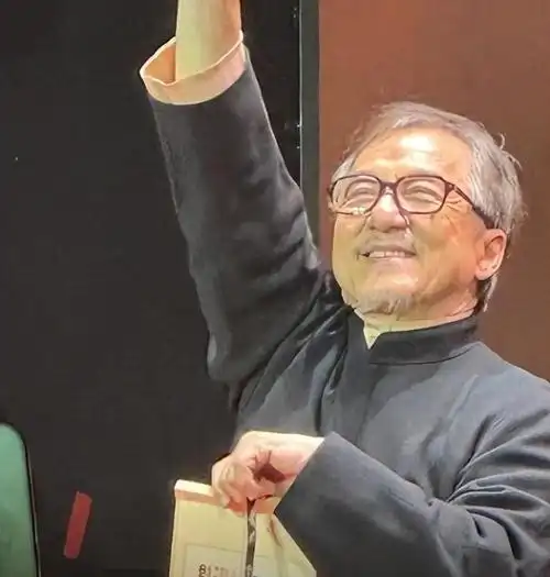 70岁成龙近照曝光参加活动头发花白尽显老态网友评论令人泪目