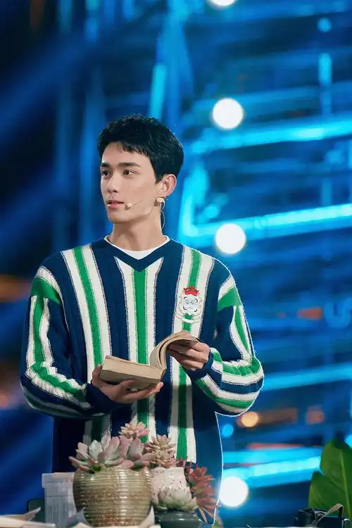 吴磊参加央视跨年晚会 穿绿色条纹毛衣帅气养眼