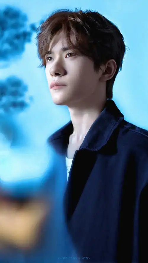 易烊千玺飘雪侧颜##易烊千玺阿玛尼美妆全球品牌代言人